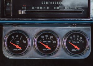 Ölkontrollleuchte im Cockpit – motoroel-tests.de