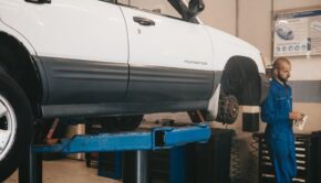 KFZ-Mechaniker bei der Arbeit – motoroel-tests.de