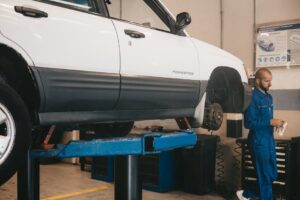 KFZ-Mechaniker bei der Arbeit – motoroel-tests.de